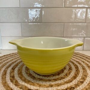 Vintage 1967-1972 Cinderella Pyrex 1.5 pint Verde Bowl 431